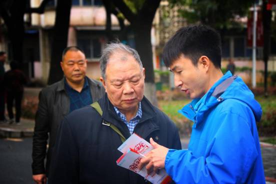 现场为居民作讲解